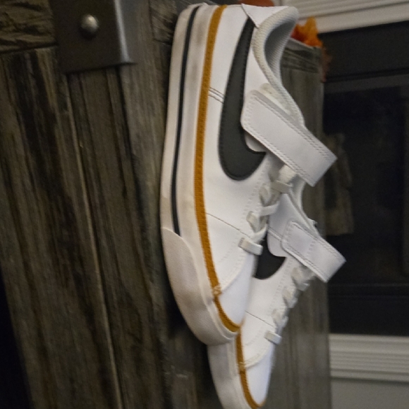 Nike Kids White, Black, and Gold Sneakers - Picture 3 of 4